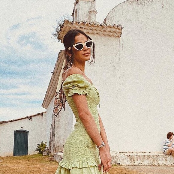 Em Trancoso, Bruna Marquezine apostou nas trends que já estão bombando no verão: óculos de sol modelo gatinho, vestido com mangas bufantes e sandália de tiras