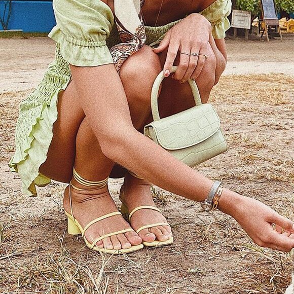Bruna Marquezine apostou na sandália de tiras amarelas e salto bloco para um dos passeios por Trancoso, na Bahia