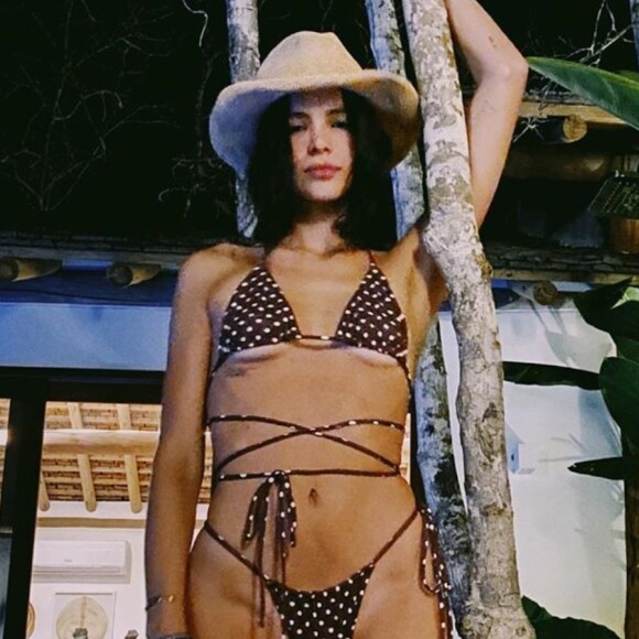 Poá é uma das estampas da moda e Bruna Marquezine apostou no biquíni de bolinhas em sua viagem de Réveillon para Trancoso, na Bahia