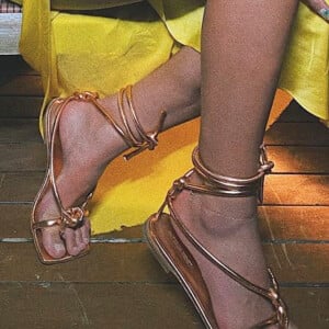 Sandália de tiras finas e bico quadrado é uma das trends que Bruna Marquezine apostou em sua viagem de Réveillon
