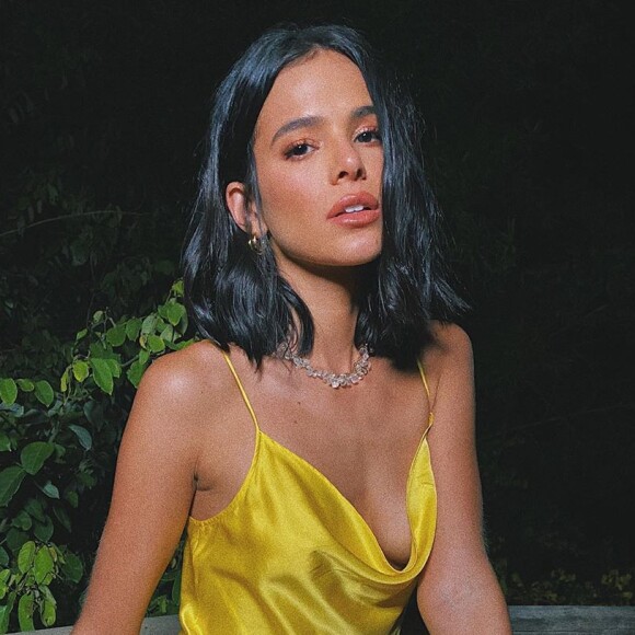 A seda também foi aposta de Bruna Marquezine no slip dress amarelo da marca Livin Cool, by Emanuele D'Angelo
