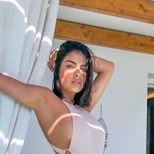Ex-BBB Munik Nunes deixou corpo à mostra em foto de maiô