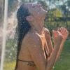 Namorada de André Marques, Sofia Starling elege biquíni preto para curtir banho de chuveiro nesta quinta-feira, dia 02 de janeiro de 2020