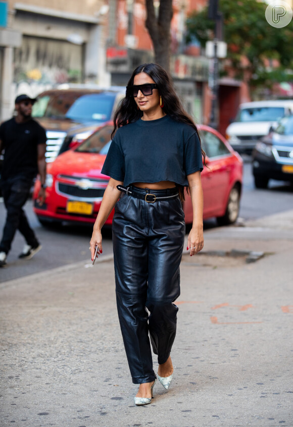 Top cropped na moda: a blusa curtinha funciona superbem com calça em material sintético, compondo look all black poderoso