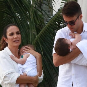 Marido de Ivete Sangalo, Daniel Cady 'usou' as filhas gêmeas, Marina e Helena, de 1 ano, para malhar. 'Aí você me mata!', brincou Cynthia Sangalo, irmã da cantora