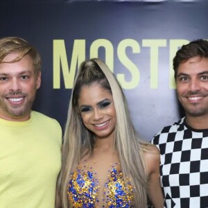 Lexa se encontrou com o casal Bruno Chateaubriand e Diogo Bocca na festa de 88 anos da Unidos da Tijuca na quadra da agremiação neste sábado, 4 de janeiro de 2020