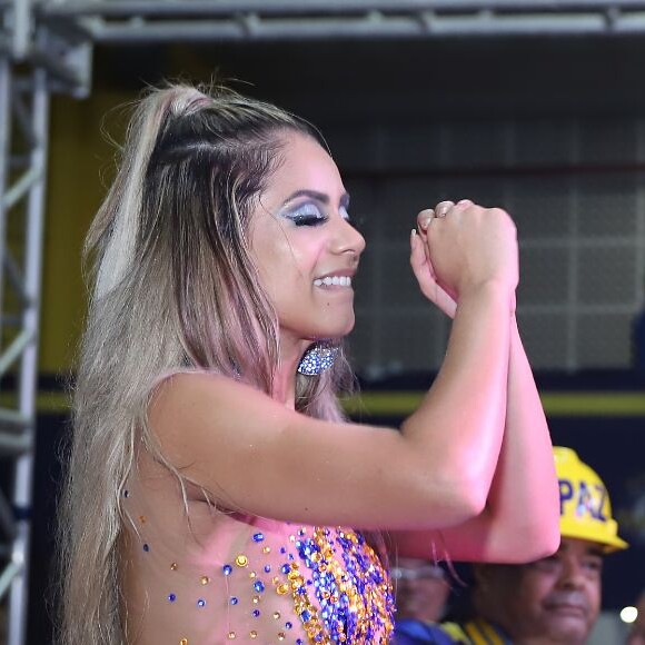 Lexa arrasou na festa de 88 anos da Unidos da Tijuca