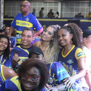 Lexa posou com os integrantes da Unidos da Tijuca na festa de 88 anos da escola