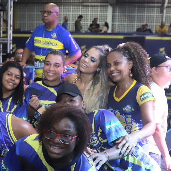 Lexa posou com os integrantes da Unidos da Tijuca na festa de 88 anos da escola