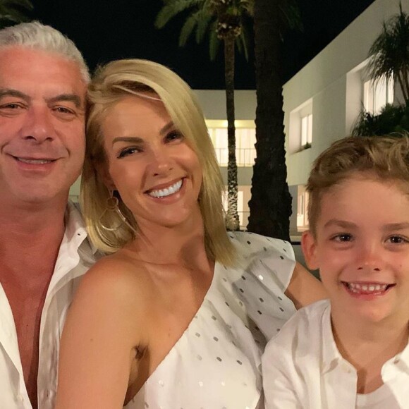 Ana Hickmann e Alexandre Corrêa curtiram o réveillon com o filho