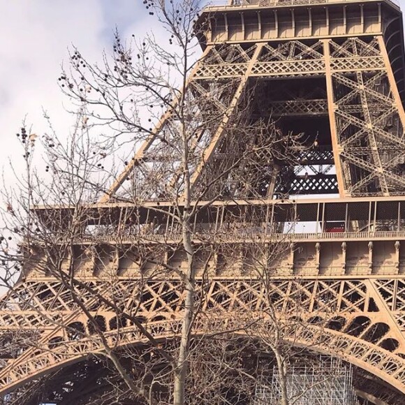 Eliana posou com noivo, Adriano Ricco, perto da Torre Eiffel