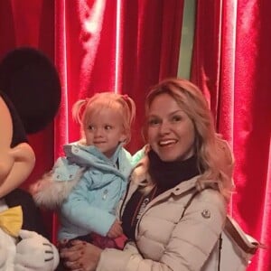 Eliana posou com Manuela e Mickey na Disneyland Paris: 'Primeira foto com Mickey'
 