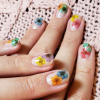 Unha de Bruna Marquezine: atriz apostou em flores encapsuladas em gel para nail art fashionista