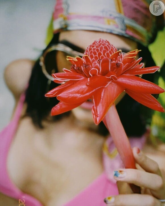 Unha de Bruna Marquezine: atriz apostou em flores coloridas para conseguir um visual descolado e descontraído no verão 2020