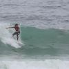 Romulo Neto aproveitou o mar agitado e foi surfar na tarde desta terça-feira, 21 de outubro de 2014. Durante sua folga nas gravações na novela 'Império', o ator mostrou habilidade para o esporte