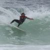 Romulo Neto aproveitou o mar agitado e foi surfar na tarde desta terça-feira, 21 de outubro de 2014. Durante sua folga nas gravações na novela 'Império', o ator mostrou habilidade para o esporte