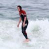 Romulo Neto aproveitou o mar agitado e foi surfar na tarde desta terça-feira, 21 de outubro de 2014
