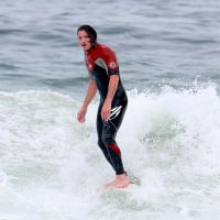 Romulo Neto, no ar em 'Império', mostra habilidade no surfe em praia do Rio
