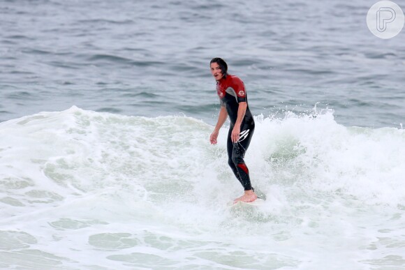 Romulo Neto aproveitou o mar agitado e foi surfar na tarde desta terça-feira, 21 de outubro de 2014