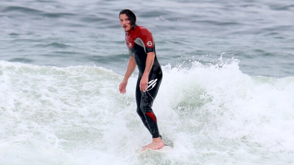 Romulo Neto, no ar em 'Império', mostra habilidade no surfe em praia do Rio