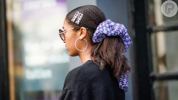 Acessórios para cabelo no verão: as presilhas são um clássico dos anos 90 que voltaram para as madeixas das fashionistas. Confira 5 formas de apostar no acessório nos dias de calor!