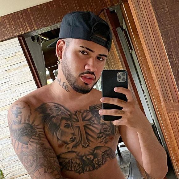 Kevinho recebeu grupo de pagode em festa e Gabriela Versiani curtiu acompanhada de amiga