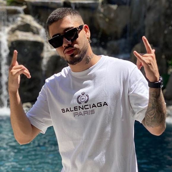Fãs notaram semelhança de Kevinho em foto na piscina e Gabriela Versiani no mesmo local