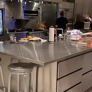Kim Kardashian mostra cozinha de casa após ensaio de fotos