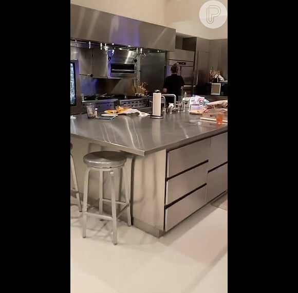 Kim Kardashian mostra cozinha de casa após ensaio de fotos