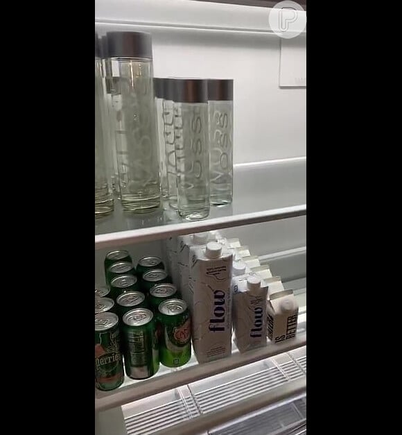 Kim Kardashian possui em sua geladeira mais de seis diferentes marcas de água