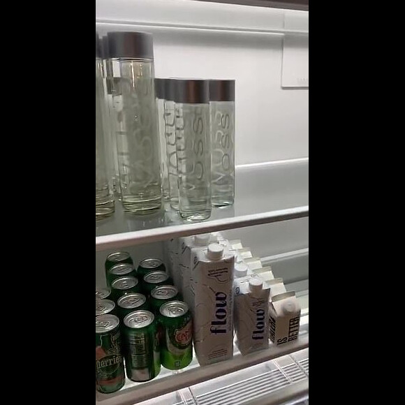Kim Kardashian possui em sua geladeira mais de seis diferentes marcas de água