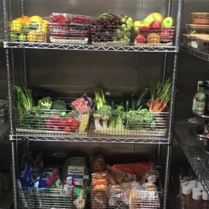 Kim Kardashian mostra alimentos orgânicos, frutas, vegetais frescos em sua depensa