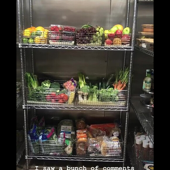 Kim Kardashian mostra alimentos orgânicos, frutas, vegetais frescos em sua depensa
