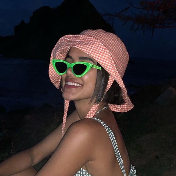 Manu Gavassi escolheu entrar na trend do neon através do óculos de sol fashion