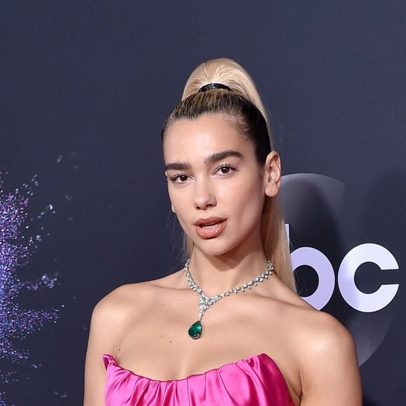 Dua Lipa apostou no vestido pink no tapete vermelho do AMA's 2019