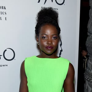 O verde neon marcou presença no red carpet gringo com o vestido de Lupita Nyong'o em um evento de cinema