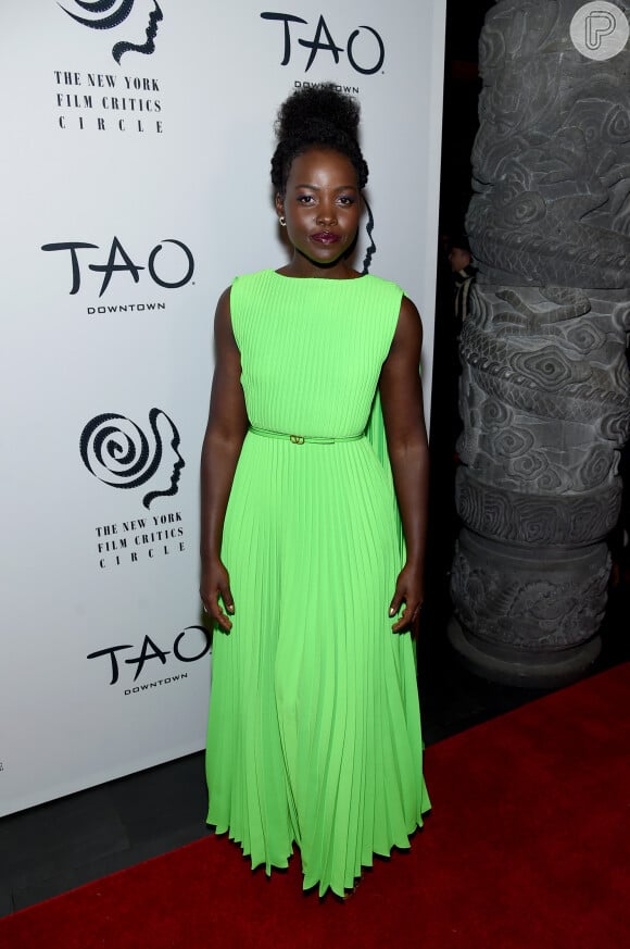 O verde neon marcou presença no red carpet gringo com o vestido de Lupita Nyong'o em um evento de cinema