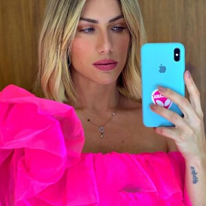 Cheia de trends! Giovanna Ewbank apostou na blusa tomara que caia com mangas bufantes e rosa neon