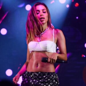 Anitta fez show gratuito em Saquarema, no Rio de Janeiro, 'Contatinho', 'Bola Rebola', 'Vai Malandra' e 'Onda Diferente'