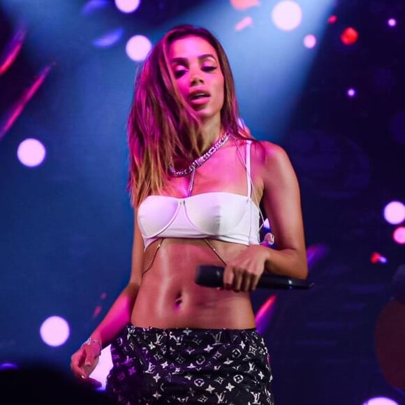 Anitta fez show gratuito em Saquarema, no Rio de Janeiro, 'Contatinho', 'Bola Rebola', 'Vai Malandra' e 'Onda Diferente'