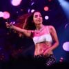Anitta chama atenção ao deixar à mostra barriga sequinha em look de show
