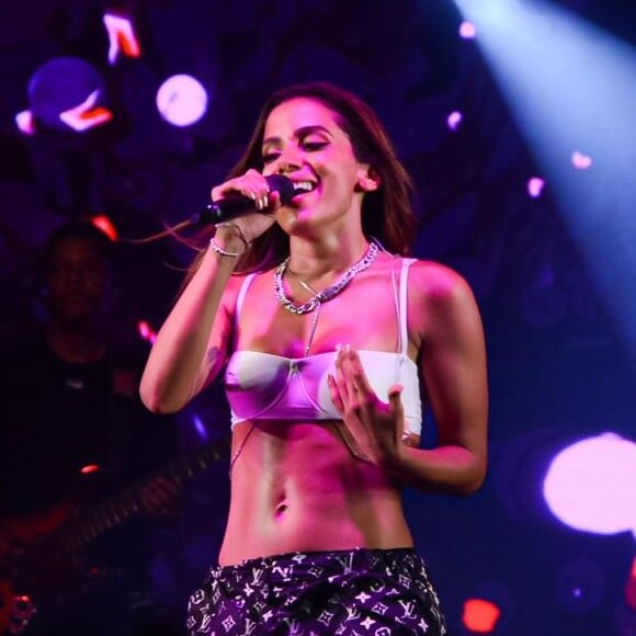 Anitta aposta em top branco e body chain para look de show em Saquarema, no Rio de Janeiro