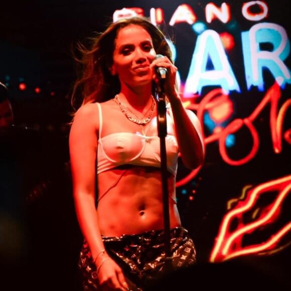 ' Acho que temos que levar com leveza pra que a gente consiga desfrutar de tudo isso e fazer um bom trabalho', diz Anitta