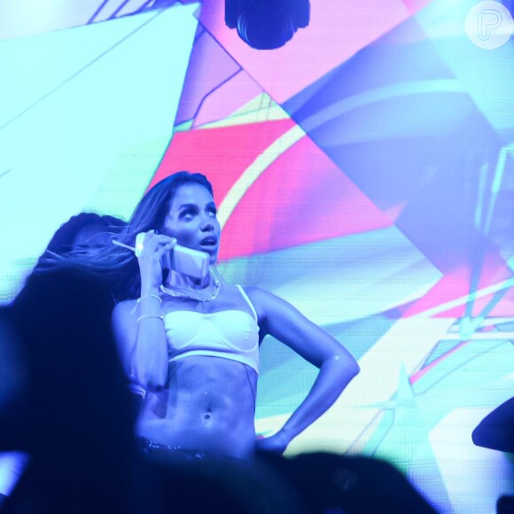 Anitta apresenta hit 'Contatinho', com Leo Santana, em show em Saquarema