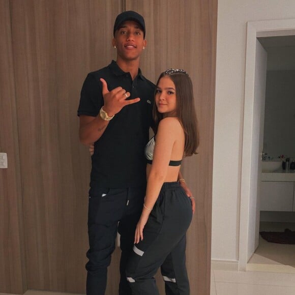 Mel Maia teve sua visita na Inglaterra comemorada pelos pais do namorado, João Pedro