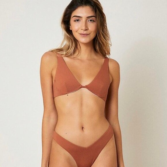 Bruna Marquezine aposta em biquíni simples marrom com top de R$ 138,00
 