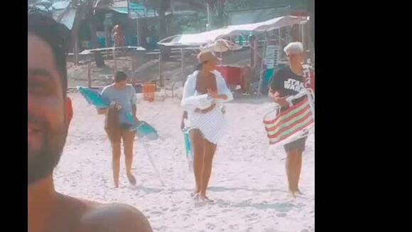 Bruna Marquezine é filmada por fã ao chegar em praia no Rio de Janeiro nesta sexta-feira, dia 10 de janeiro de 2020