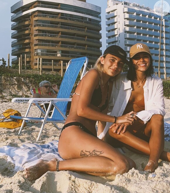 Bruna Marquezine posa para fotos com fãs praia no Rio de Janeiro nesta sexta-feira, dia 10 de janeiro de 2020