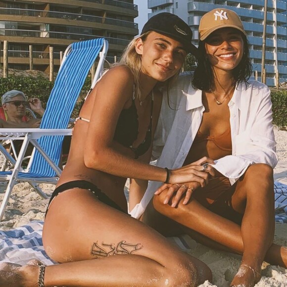 Bruna Marquezine posa para fotos com fãs praia no Rio de Janeiro nesta sexta-feira, dia 10 de janeiro de 2020