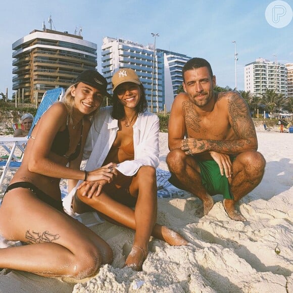 Bruna Marquezine curte praia com amigos no Rio de Janeiro e é tietada por fãs nesta sexta-feira, dia 10 de janeiro de 2020